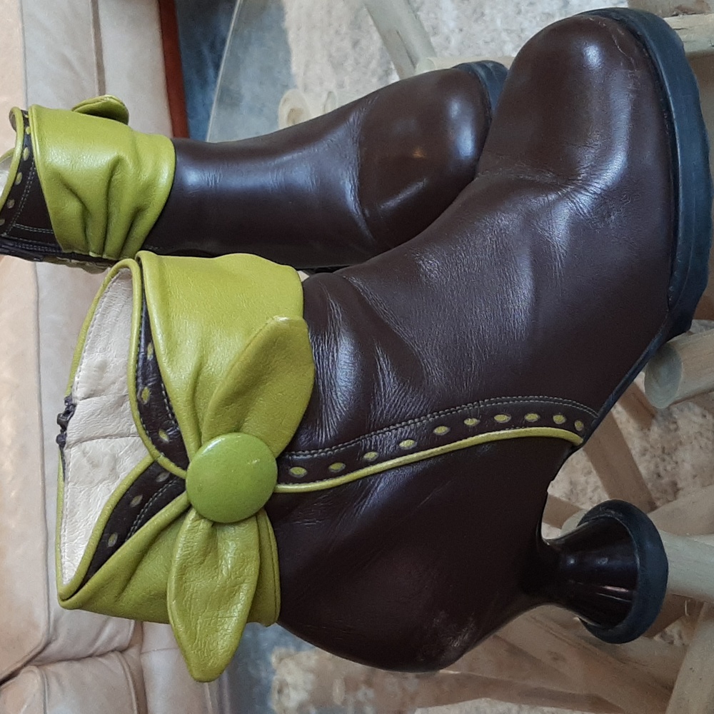 Fluevog Mini's size 9 brown ankle boot with green piping and leather bow